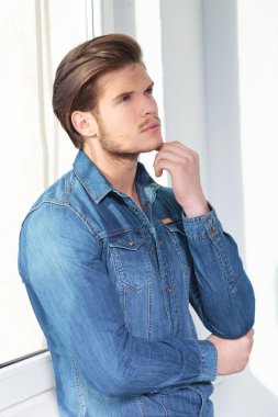 düşünceli, genç bir adam yan görünüm 