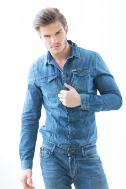 seksi erkek gömleği tutan kot rahat kıyafetler içinde