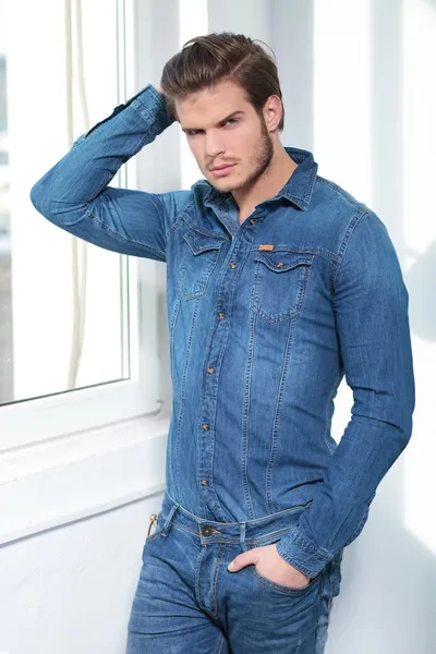 Schattig mannequin in casual jeans kleding — Stockfoto