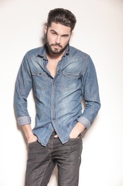 Casual sakallı adam kot gömlek gülümseyen
