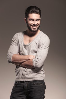genç adamla mutlu sakal ayakta eller ile geçti
