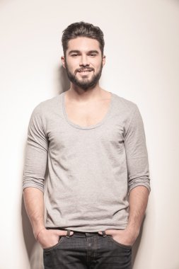 Sakallı, gülümseyen adam 