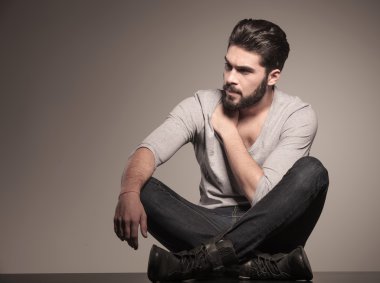 oturmuş moda adam onun tarafına bakan