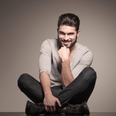 dalgın genç casual adam gülümsüyor