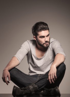 Sakallı genç adam rahat oturuyor