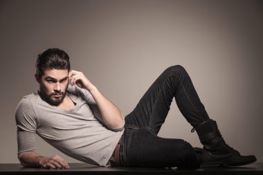 adam yerde yatarken ve düşünme