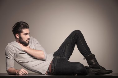 istirahat genç moda erkek yan görünüm 