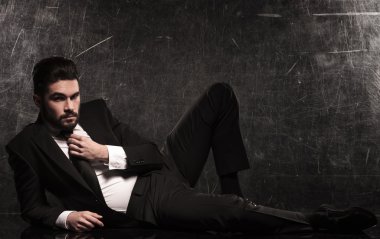 şık iş adamı kravatını sabitleme sakallı