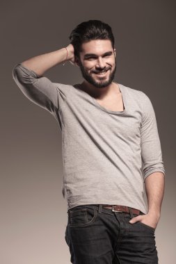 gülümseyen genç adam saçını sabitleme