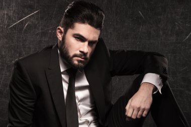 bir iş adamı, ciddi bir yüz