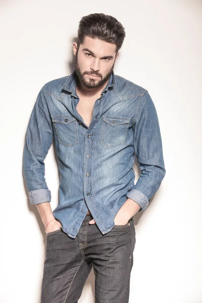 Улыбающийся бородатый мужчина в джинсовой рубашке — стоковое фото