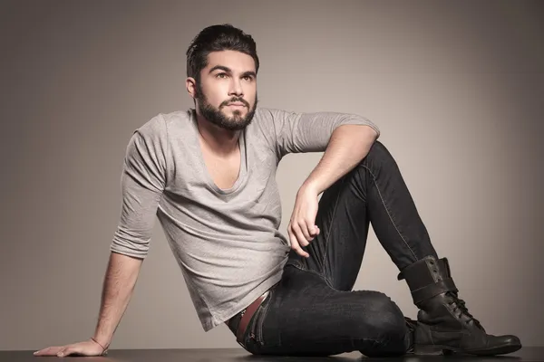 Young casual man with beard looks up — Stock Photo, Image