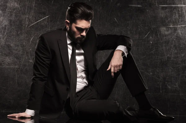 üzgün genç sakallı iş adamı aşağı bakıyor