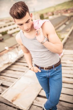 Genç casual adam aşağı bakıyor