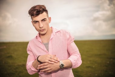  el ele tutusun genç casual adam