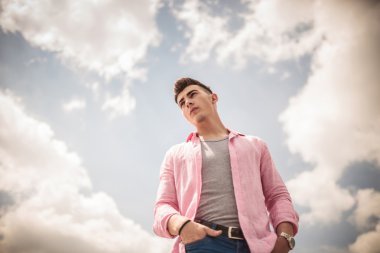 Elleri ceplerinde genç casual adam