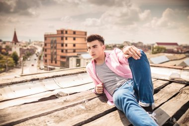 çatı üst arka şehir ile yatan adam