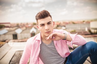 Genç casual adam çenesini üzerinde el ile