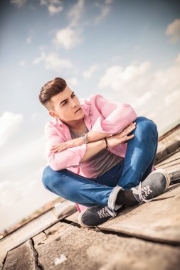 dudağını bitting oturan genç adam