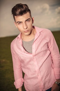 bir alanda duran genç casual adam 