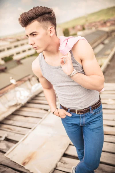 Sexy giovane uomo con camicia sulla spalla — Foto Stock