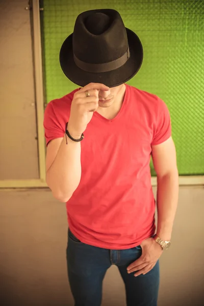 Hombre cubriéndose la cara con sombrero — Foto de Stock