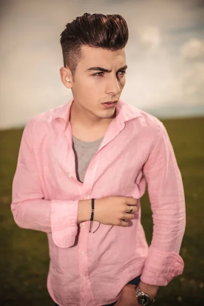 Side view of a casual young man in the outdoors — Stock Photo, Image