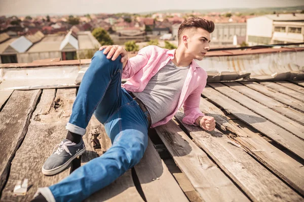 El hombre casual en una pose de moda acostado — Foto de Stock