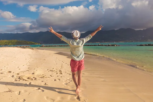 Mann geht am Strand spazieren und feiert sein freudiges Leben — Stockfoto