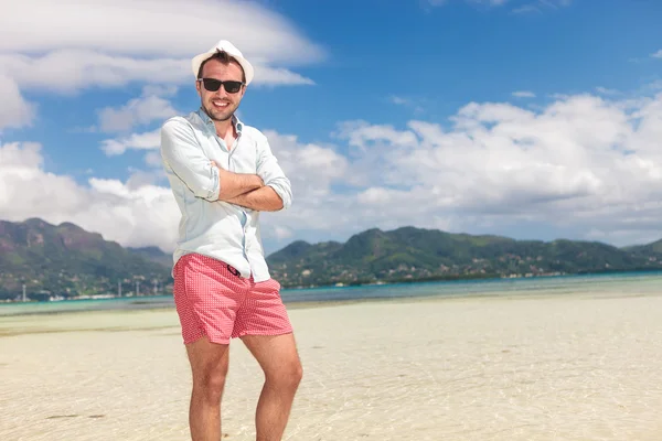 Giovane uomo casual in piedi sulla spiaggia — Foto Stock