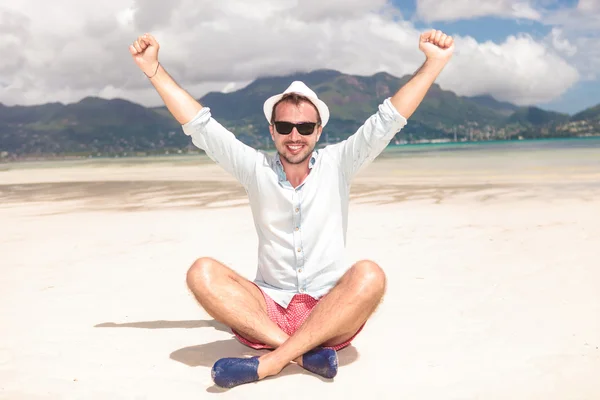 Мужчина празднует успех на пляже — стоковое фото
