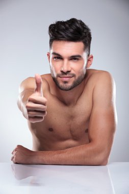 adam oturmuş ve ok işareti yapmak