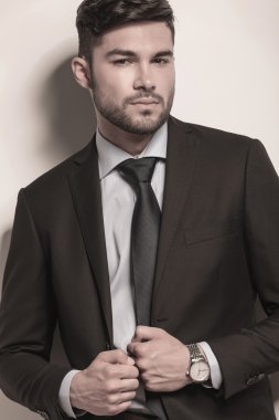 takım elbise ve kravat çekici bir genç adam