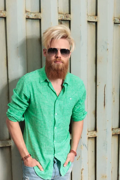 Бородатый молодой человек в солнечных очках — стоковое фото