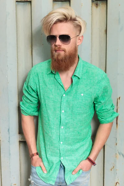 Homem de moda em camisa verde com barba longa — Fotografia de Stock