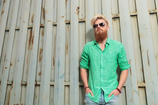 Hombre casual con barba de pie con las manos en los bolsillos — Foto de Stock