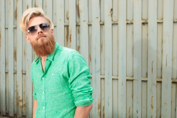 Bearded man with sunglasses looking up — Stock Photo, Image