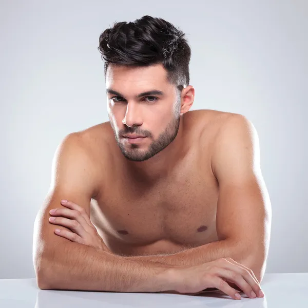 Seduto uomo nudo con le mani incrociate — Foto Stock