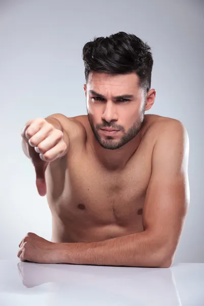 Homem nu fazendo os polegares para baixo sinal — Fotografia de Stock