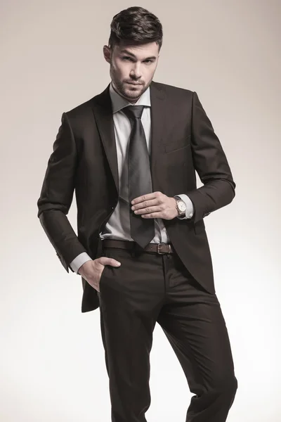 Сексуальный молодой бизнесмен держит галстук — стоковое фото