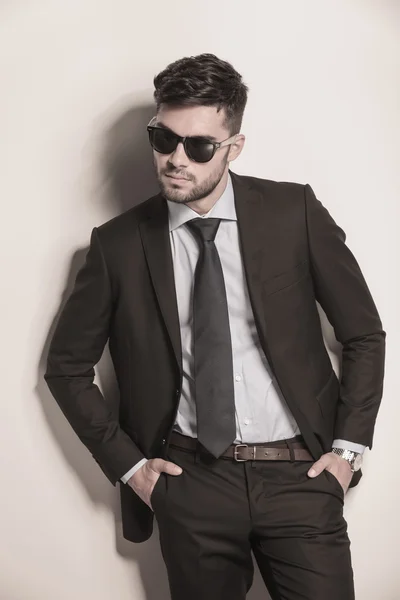 Fashion model in suit and tie looking cool — Stock Photo, Image
