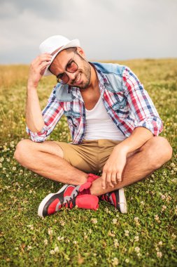 casual adam şapkasını çim sahada tutan 