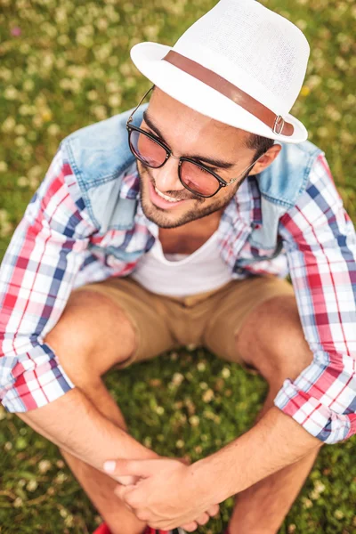 Picture from above of a smiling young casual man — Stock Photo, Image