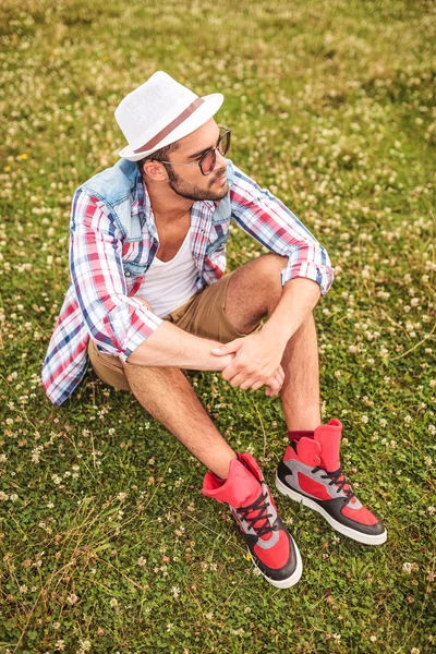 Por encima de la vista lateral de un joven hombre casual sentado — Foto de Stock