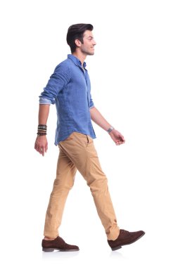 yürüyen bir gülümseyen genç casual adam yan görünüm