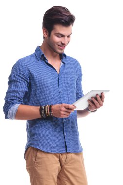 mutlu casual adam bir tablete okurken