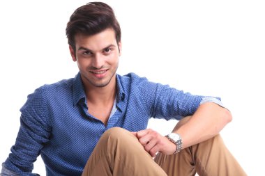 rahat genç casual adam gülümsüyor 