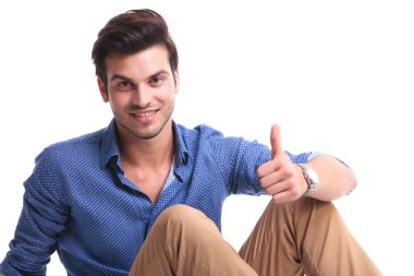 ok başparmak yukarıya el işareti ile pozitif gülümseyen adam