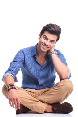 genç adamın boynunun arkasından tutarak oturmuş 