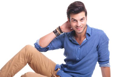 dinlenme ve gülümseyen genç moda erkek 